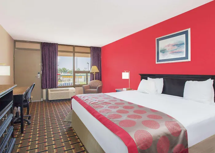 Ramada By Wyndham Edgewood Hotel & Conference Center
