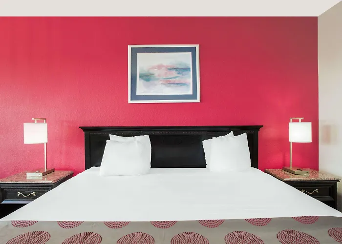 Ramada By Wyndham Edgewood Hotel & Conference Center