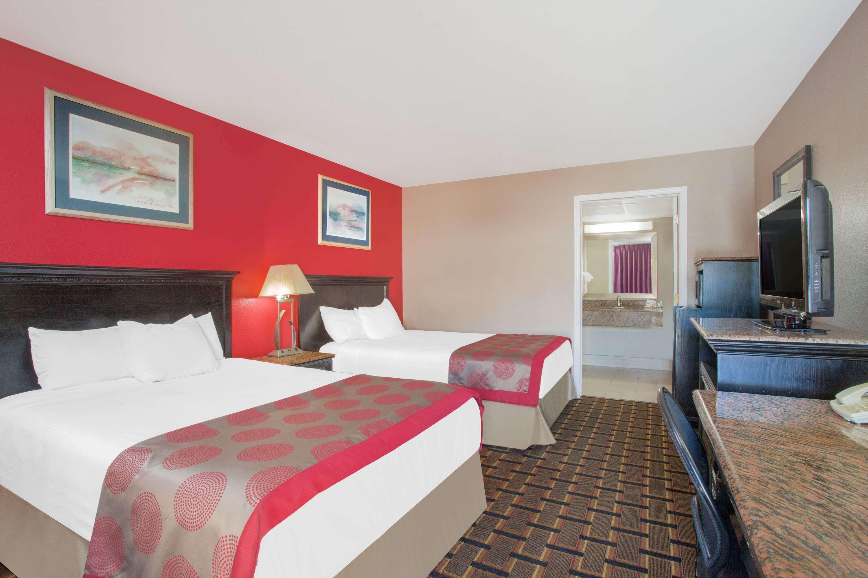 Ramada By Wyndham & Conference Center Hotel Edgewood