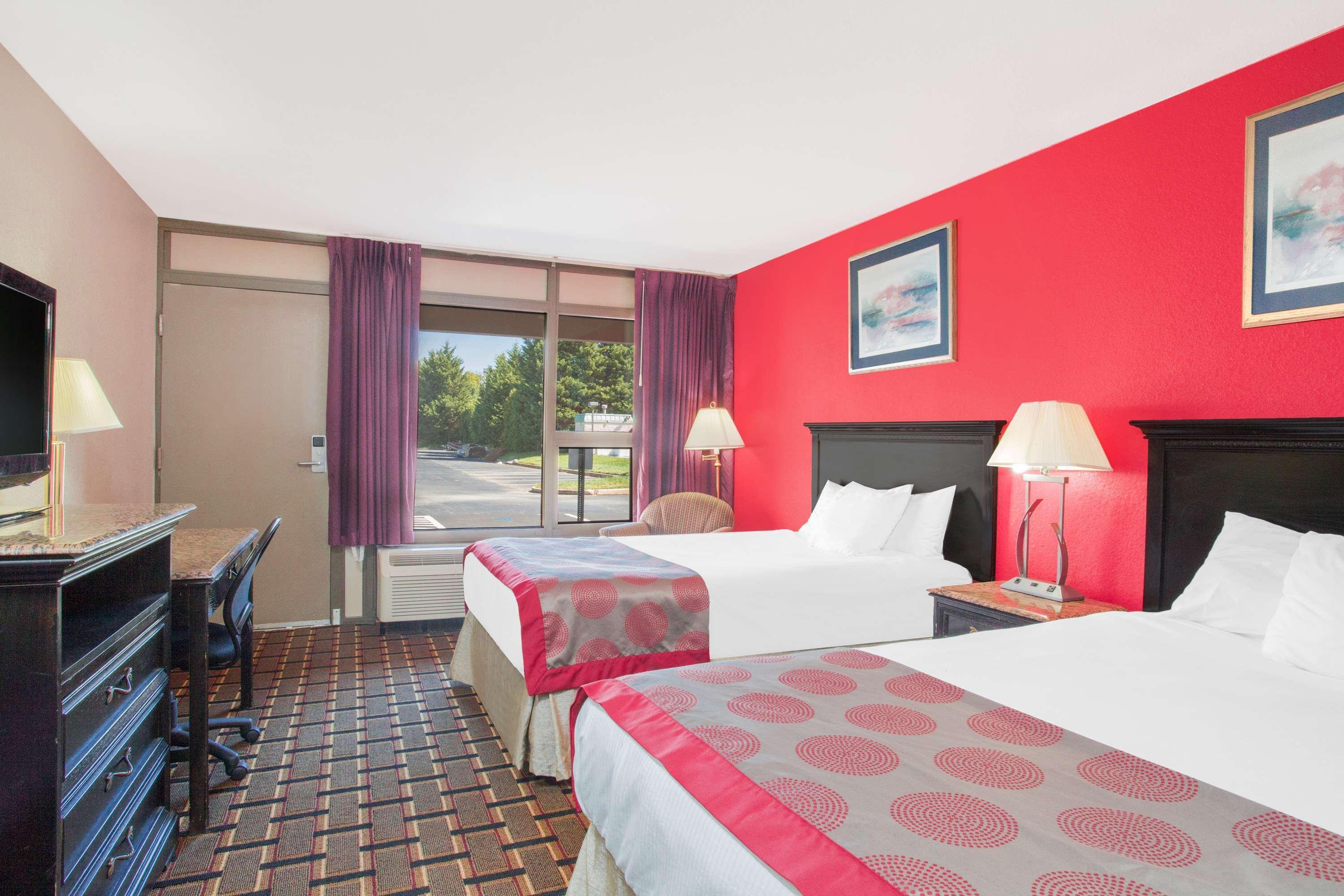 Ramada By Wyndham & Conference Center Hotel Edgewood