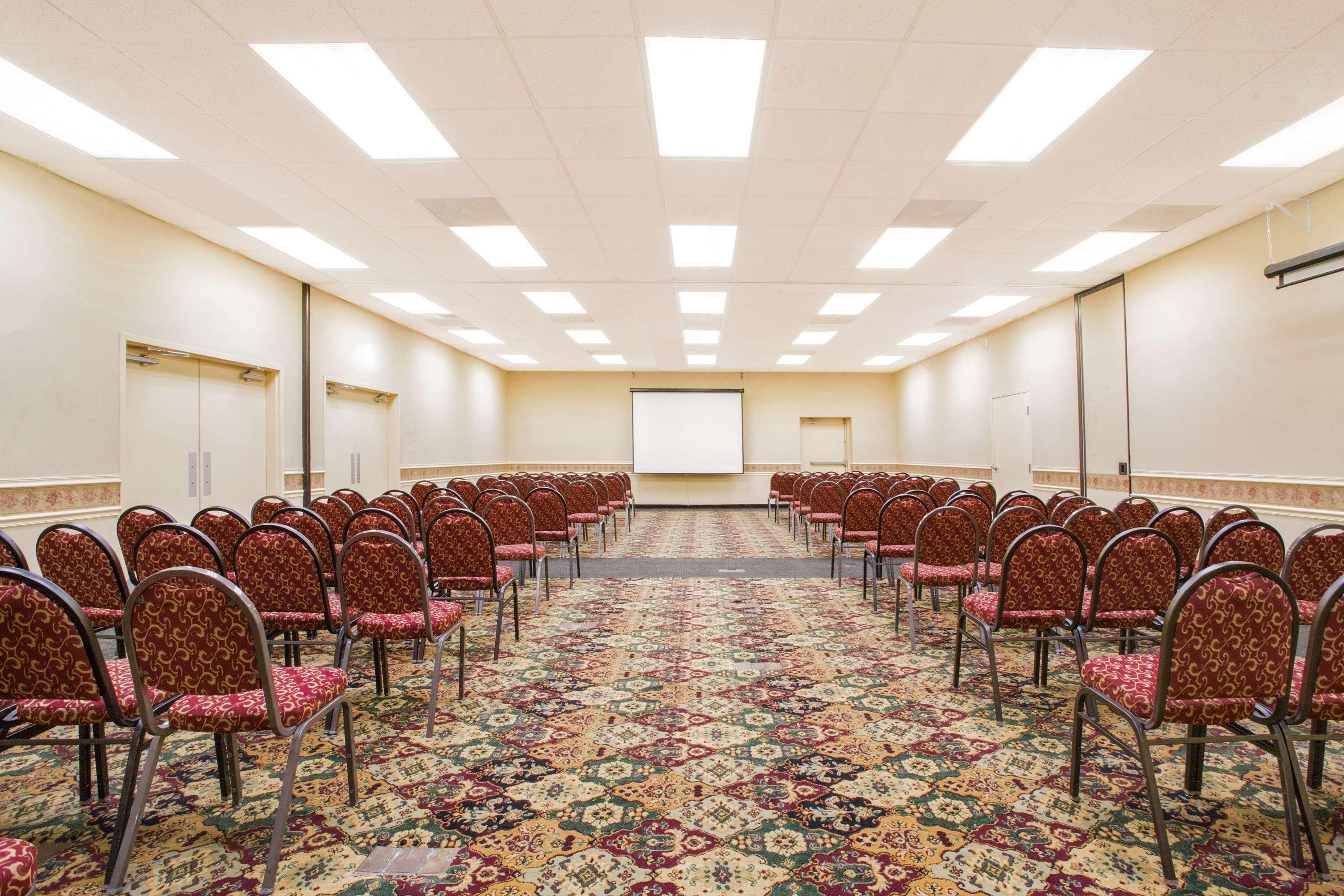 Ramada By Wyndham & Conference Center Hotel Edgewood