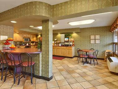 Hotel Ramada By Wyndham & Conference Center 2*